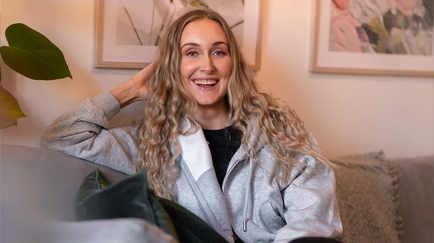 Annie ved vinduet i et harmonisk indendrsmilj
